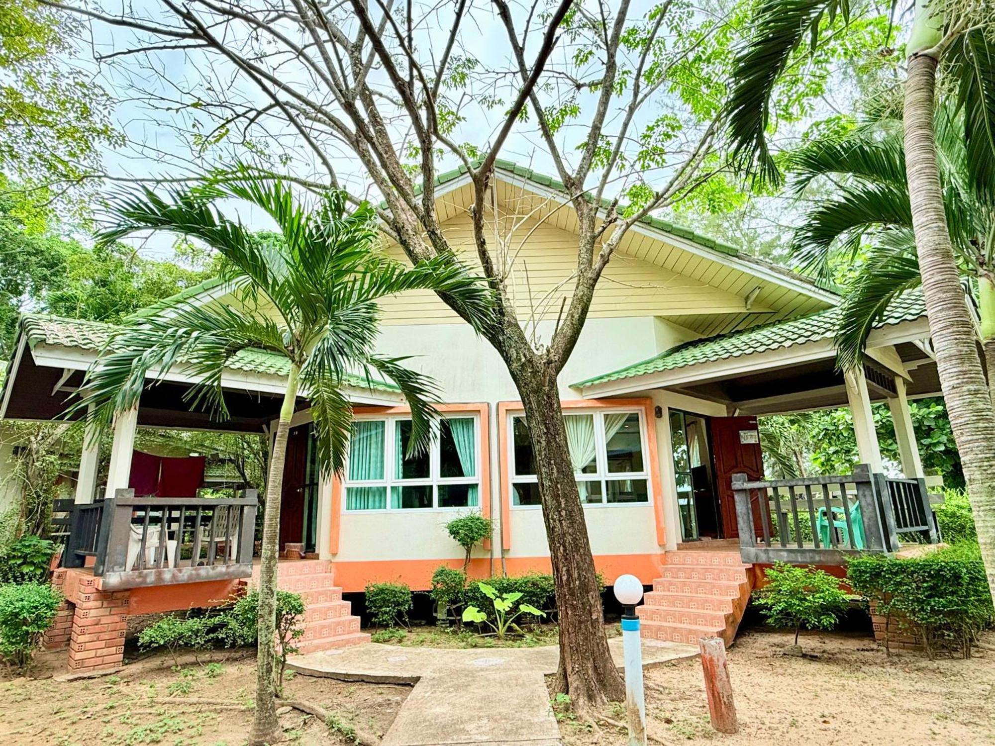 Lanta Palm Beach Resort , Beach Bungalow - Ko Lanta Extérieur photo