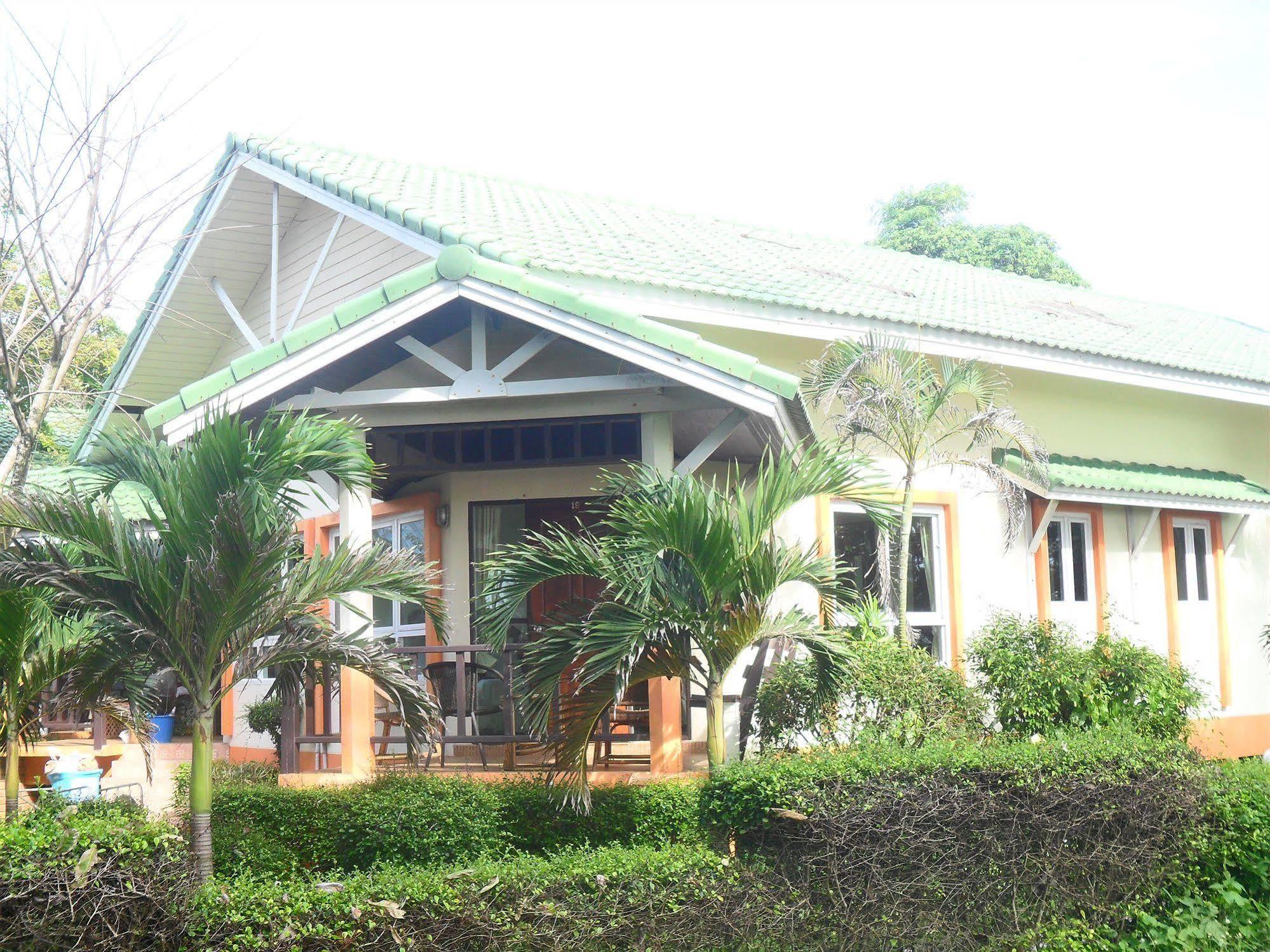 Lanta Palm Beach Resort , Beach Bungalow - Ko Lanta Extérieur photo
